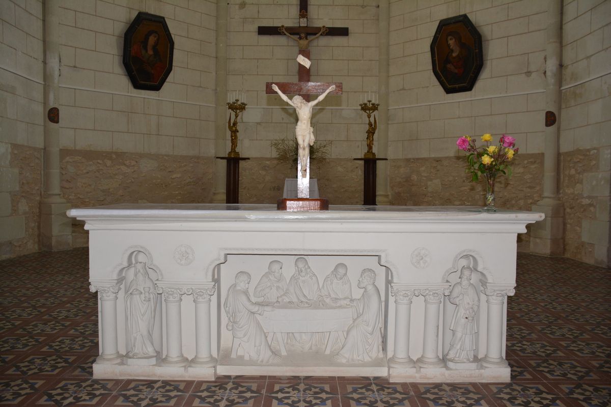 Vue d'ensemble et de face du maïtre-autel.