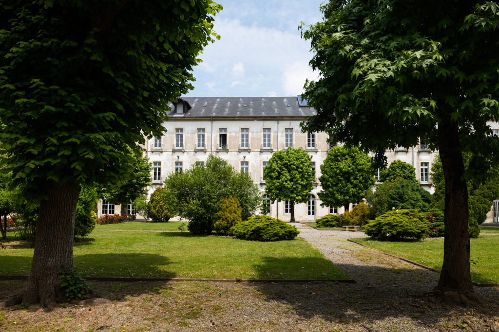 Façade côté cour arborée du bâtiment A.