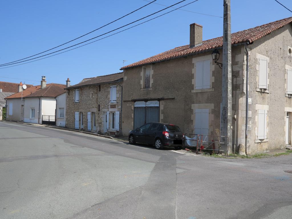 1, rue des Tuileries, élévation ouest, place de la Gassotte : à gauche, grange surmontée d'un espace de stockage, à droite, travée latérale du logement. Au second plan, maisons n° 2, 4, 6 place de la Gassotte.