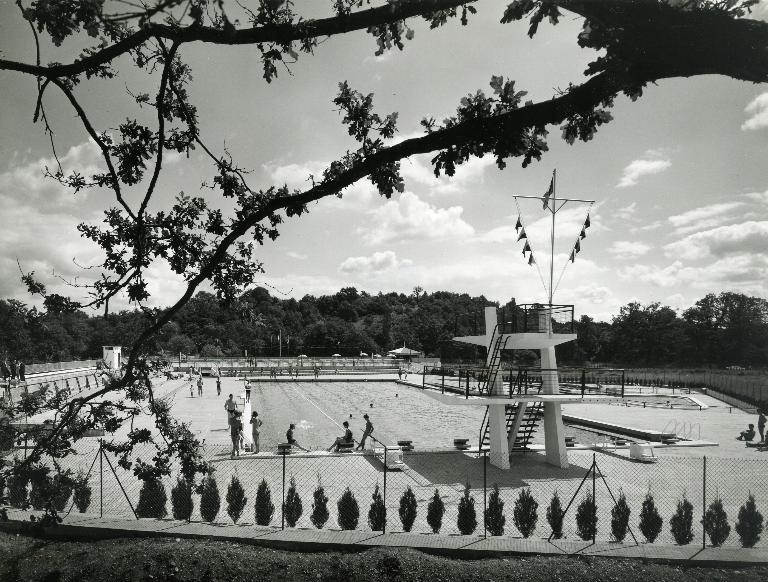 Vue des bassins probablement dans la seconde moitié des années 1960