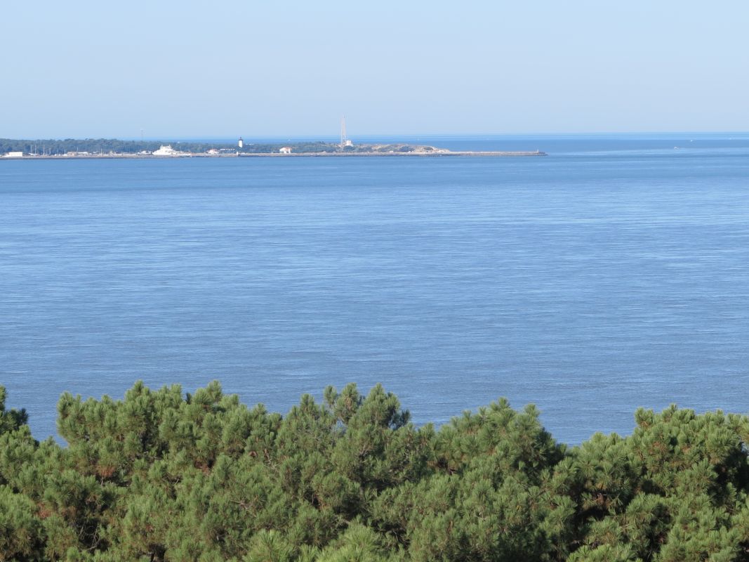 L'estuaire de la Gironde et la pointe du Verdon vus depuis la pointe de Suzac.