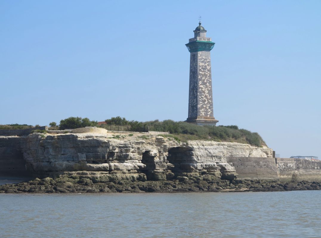 Le phare de Vallières vu depuis l'estuaire.