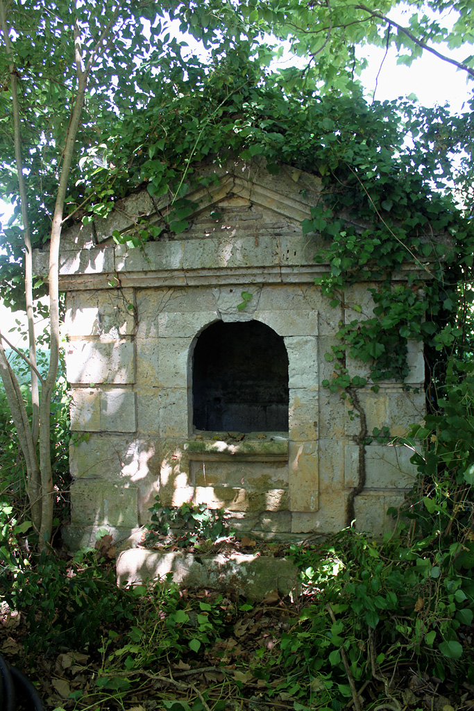 Edicule d'une fontaine située au nord du château.