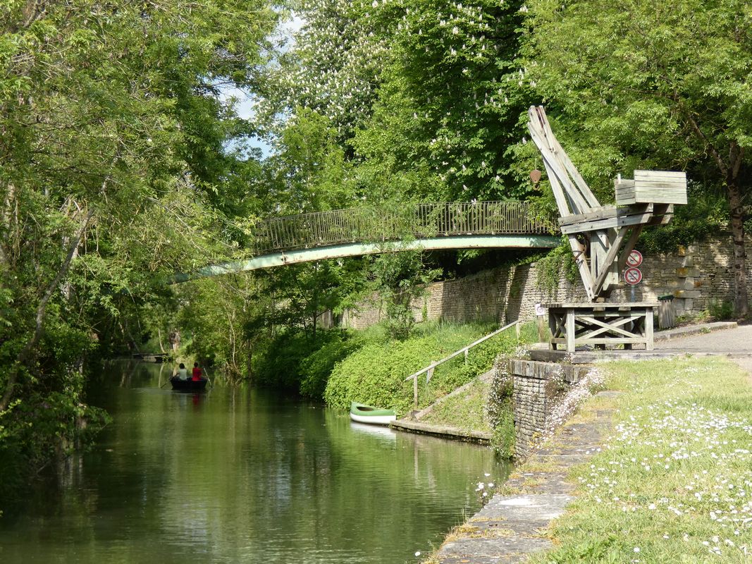 Quai, grue reconstituée et passerelle à l'extrémité nord-est du port, vus depuis le sud-ouest.