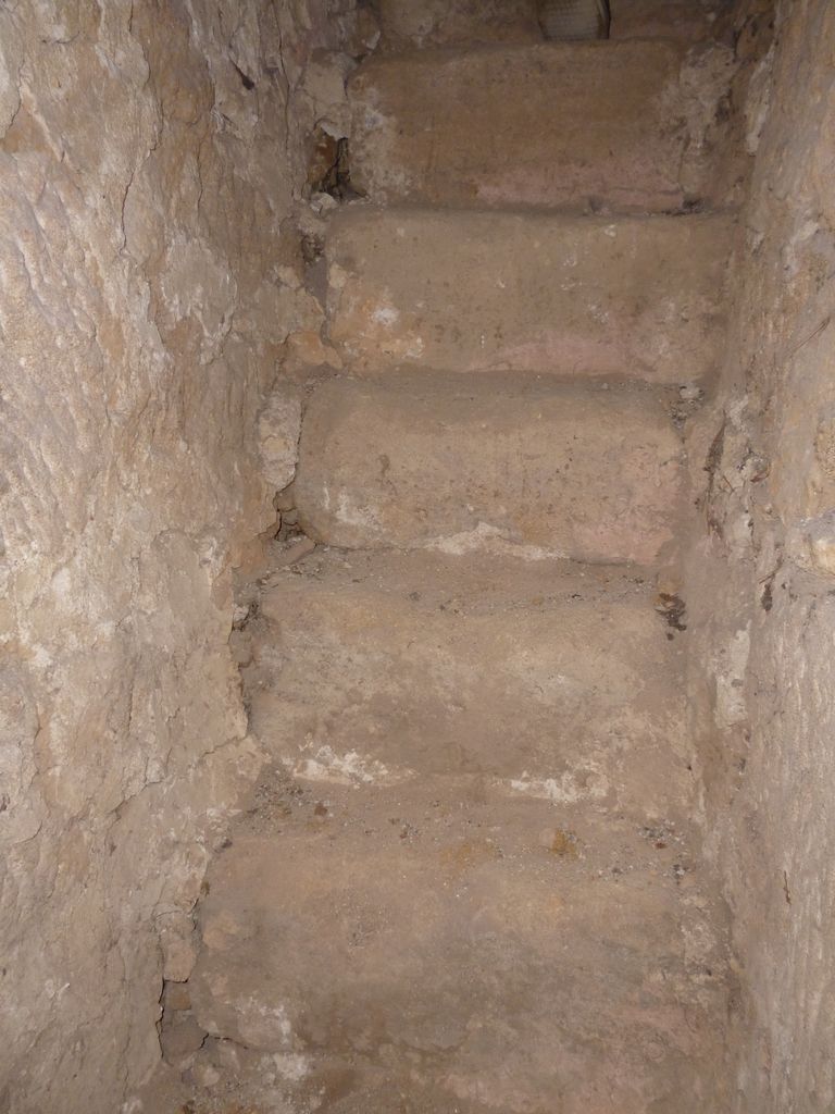 Escalier droit ménagé au premier étage dans le mur gouttereau ouest du grand corps de logis et menant à la petite pièce supérieure de la tour de latrines.