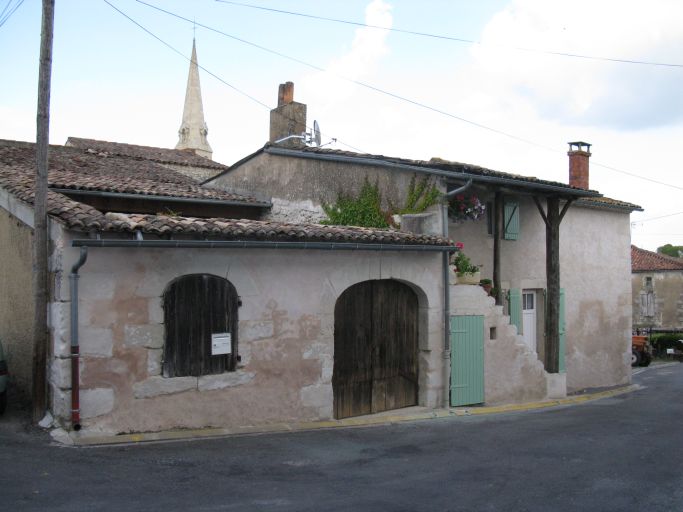 La maison et le chai vus depuis l'ouest.