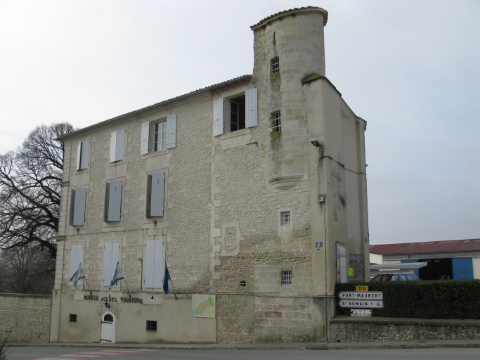 La mairie, ancienne partie sud du château, vue depuis l'est.