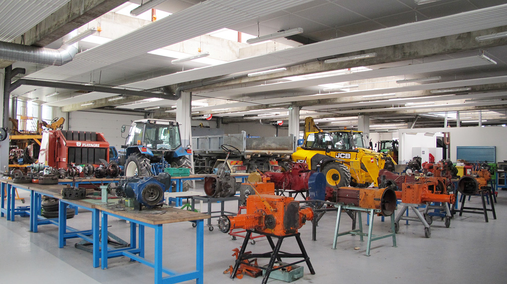 Atelier de mécanique agricole.