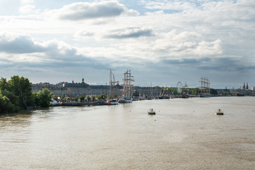 Les quais de Bordeaux rive gauche depuis le Pont de Pierre.