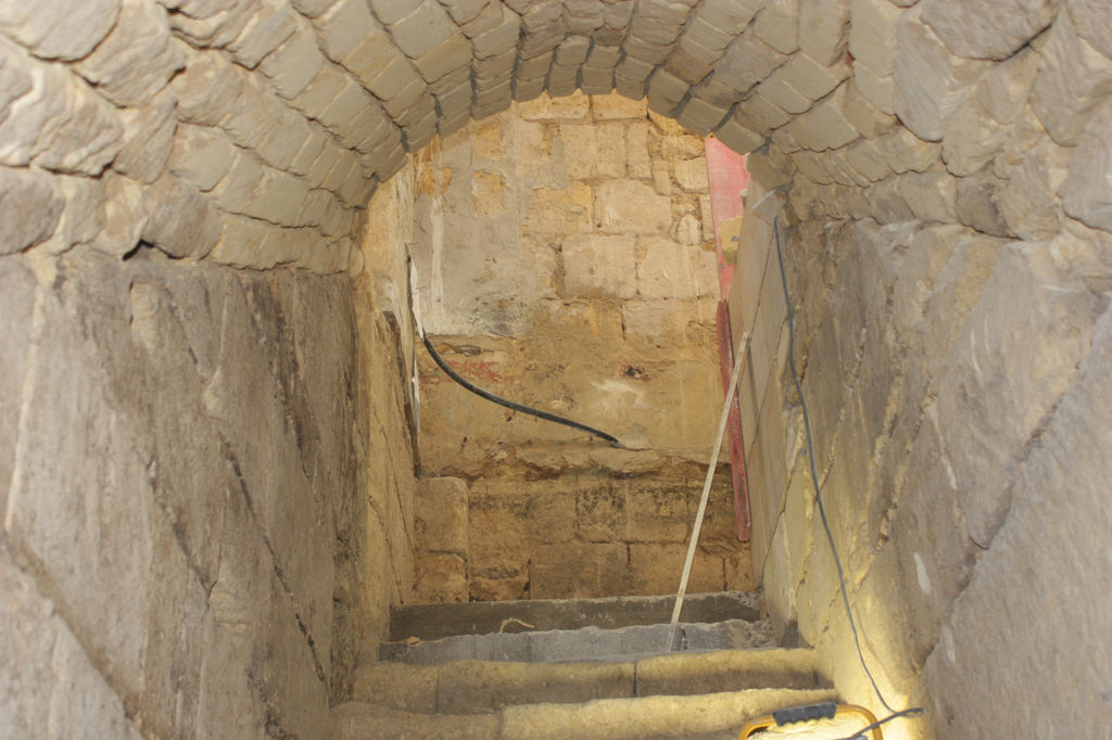 Escalier ré-ouvert en 2019. Au fond, mur ouest de la maison.