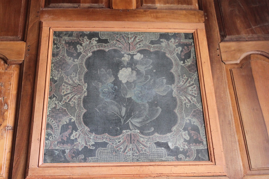 Panneau gravé en cuir (?) à l'intérieur des boiseries.