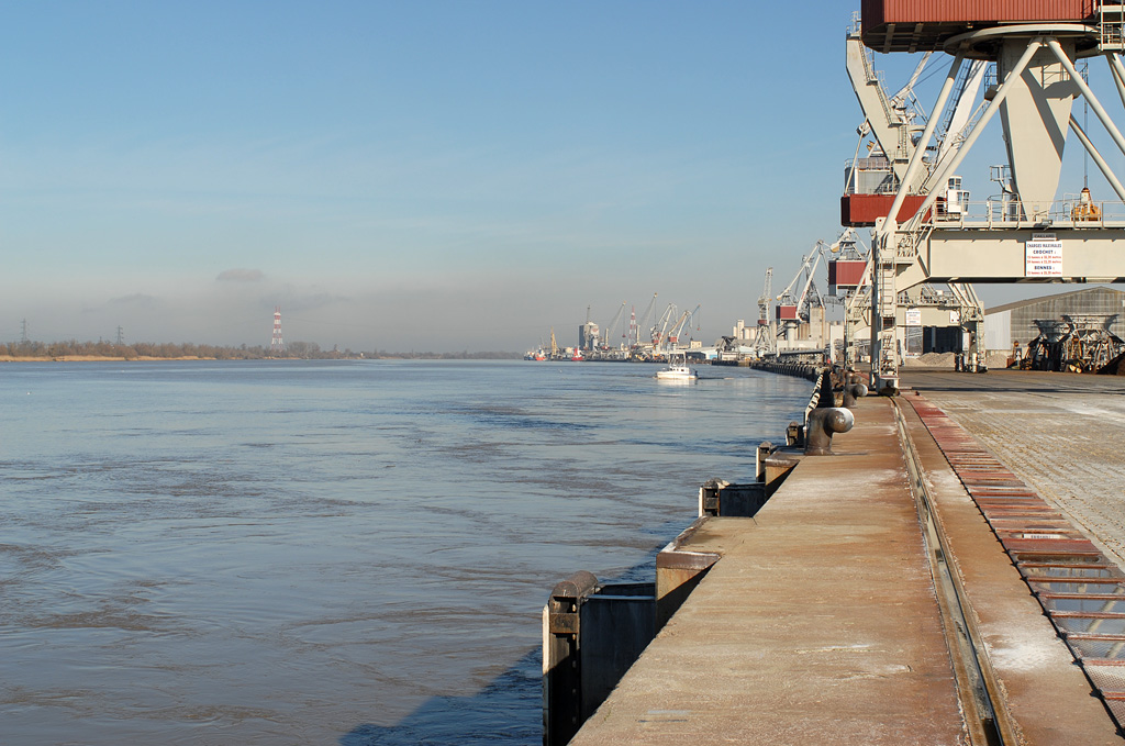 Vue du fleuve et des installations portuaires.