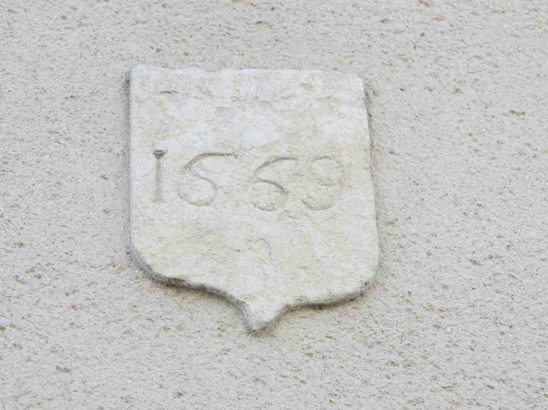 L'écusson en pierre portant la date 1669.