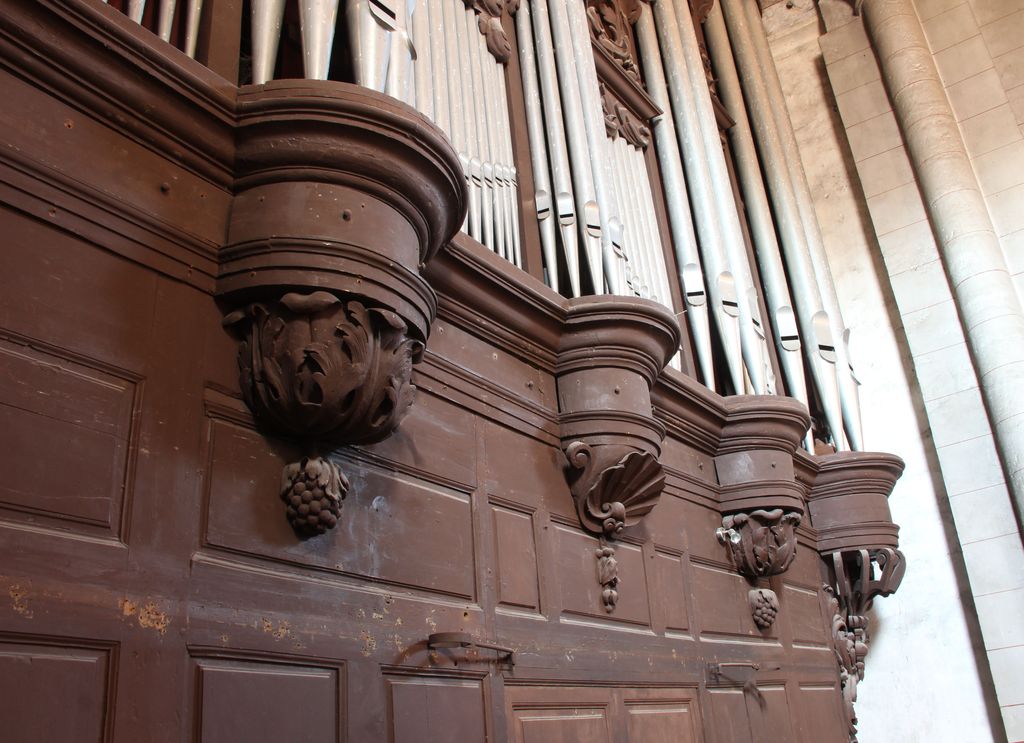 Détail de la partie inférieure du grand orgue.