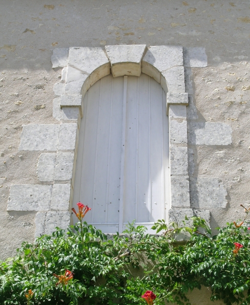 Détail d'une ancienne porte à l'étage du logis, visible sur l'élévation sud-est du pavillon.