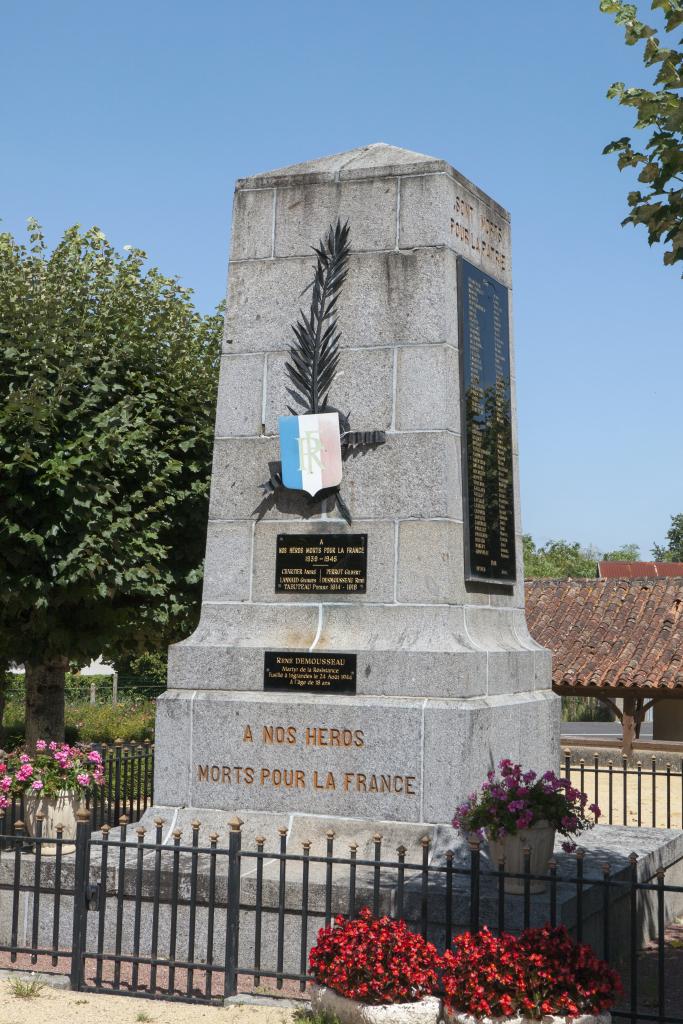 Monument aux morts de Lathus (aujourd'hui commune de Lathus-Saint-Rémy).