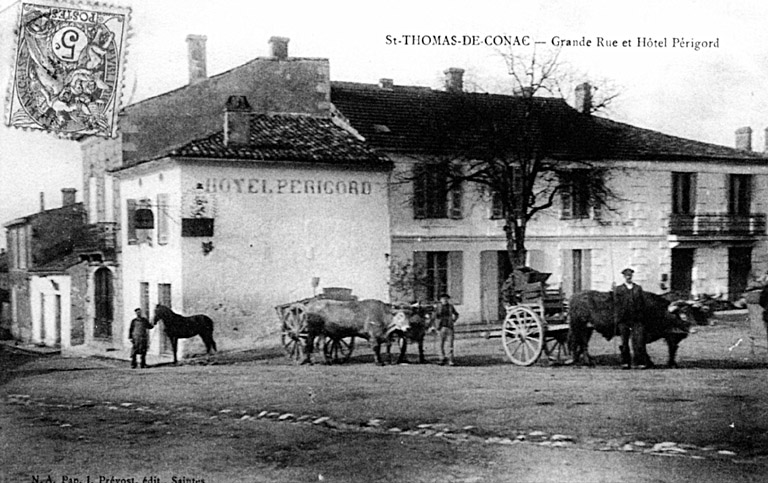 L'hôtel du Périgord dans le bourg, carte postale vers 1900.