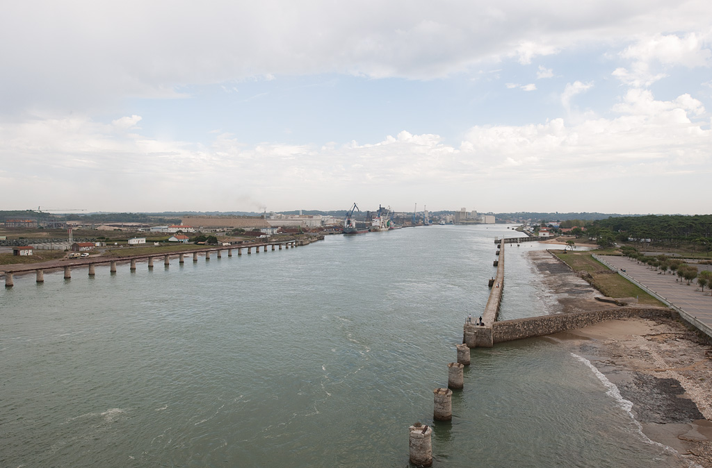 L'embouchure de l'Adour et l'entrée du port de Bayonne vue depuis l'embouchure.