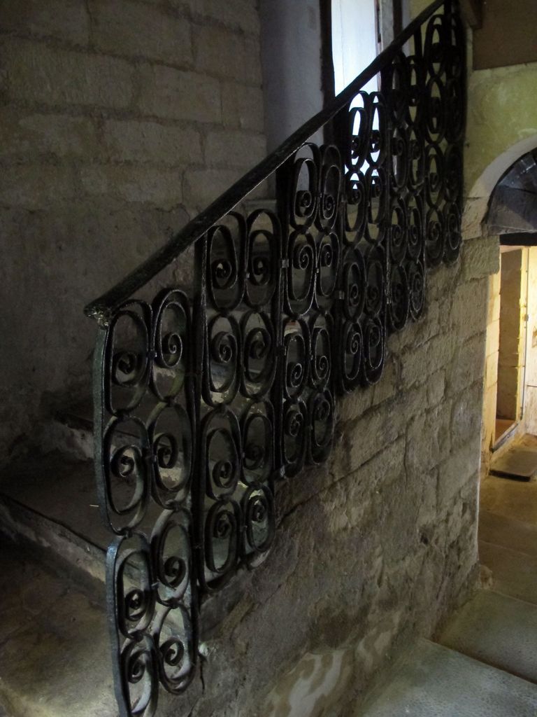 Garde-corps à entrelacs en fer forgé de l'escalier droit intérieur.