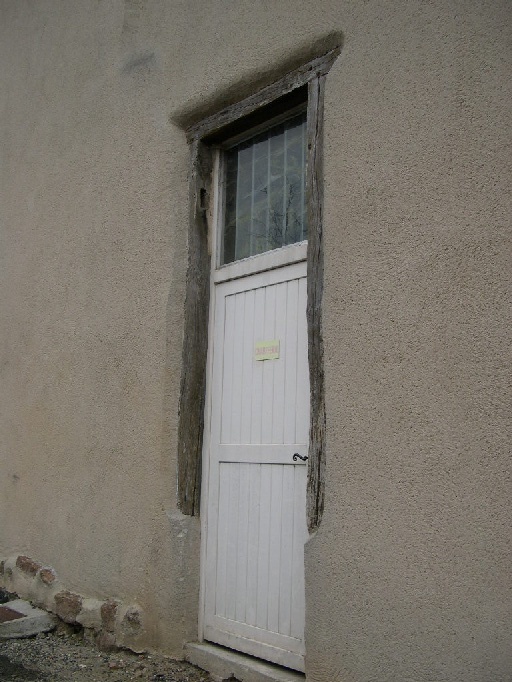 Elévation nord. Vestiges d'une porte à encadrement en bois.