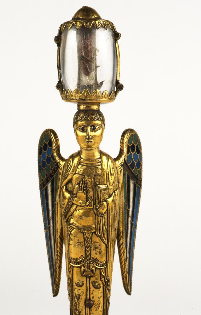 Vue de face : détail de la figure d'ange et de l'ampoule reliquaire.