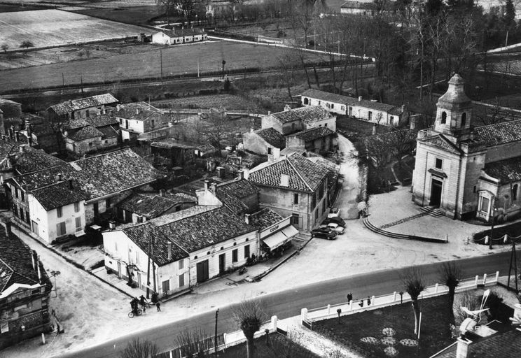 Carte postale, 2e moitié 20e siècle : vue aérienne du bourg.