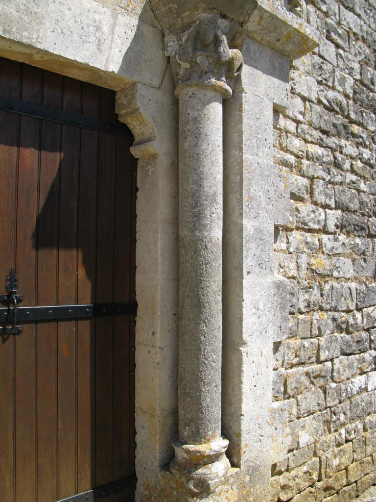 Façade occidentale, portail, piédroit droit, vue de trois quarts.