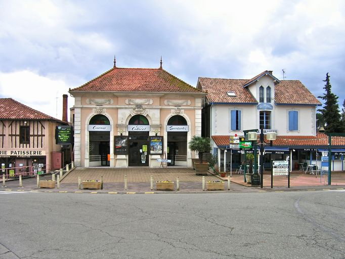 Façade sur la place.