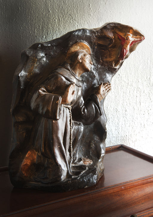 Bureau de François Mauriac : saint François agenouillé recevant les stigmates du Christ, terre cuite et ardoise, fin XVIIe siècle - XVIIIe siècle.