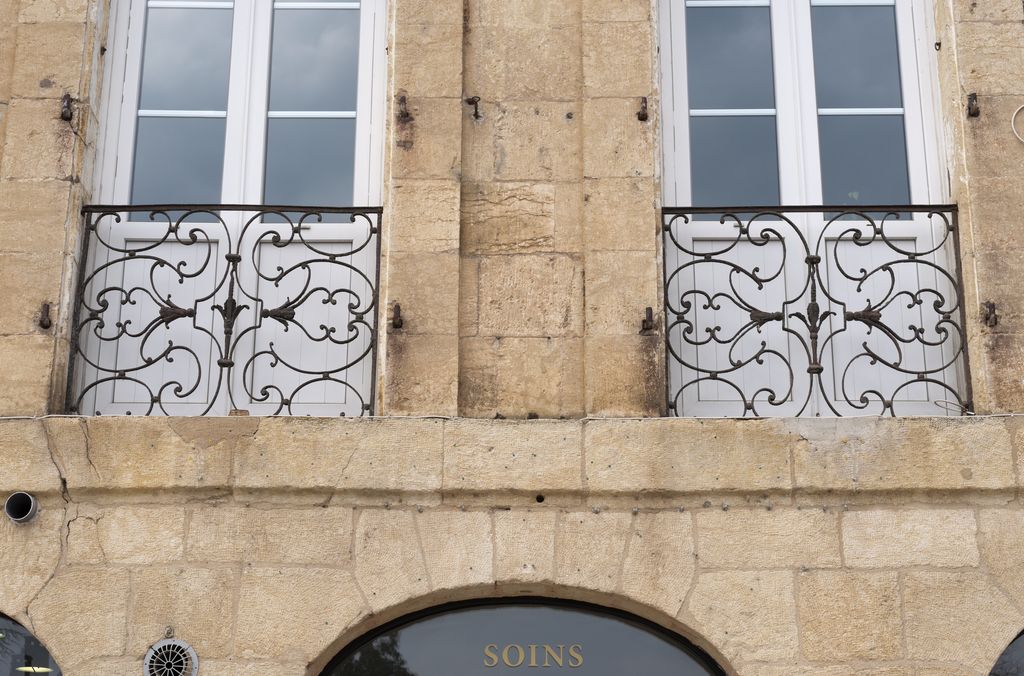 Maison du XVIIIe de Montignac : détail des garde-corps en fer des balconnets de la façade.