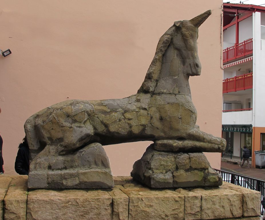 Statue d'une licorne ornant l'entrée du lycée.