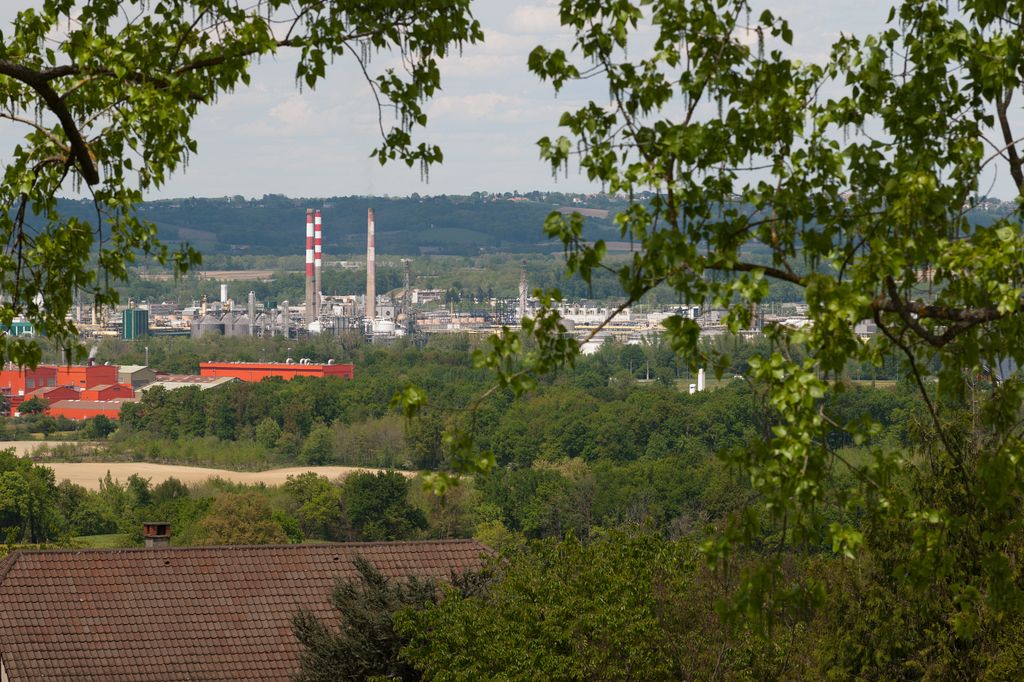La plate-forme industrielle de Lacq depuis les collines de Mourenx