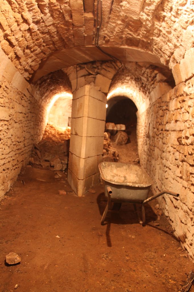 Vue à l'intérieur de la galerie se divisant en deux boyaux souterrains maçonnés.