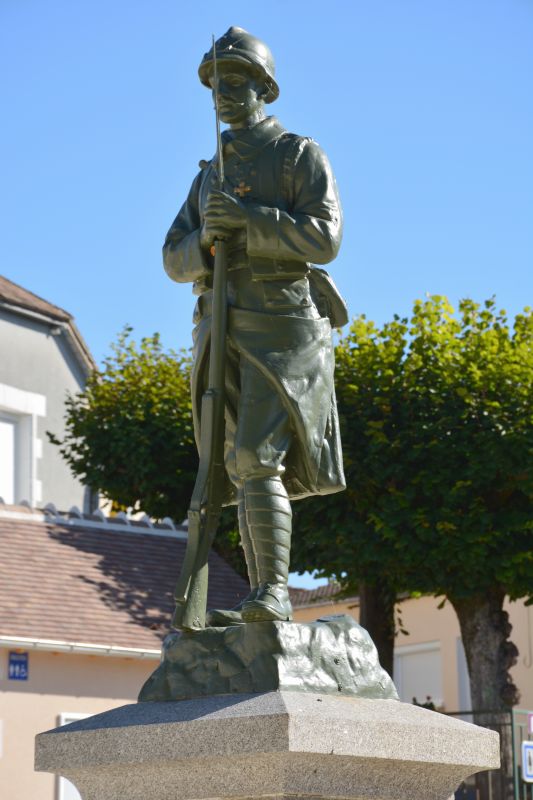 Le Poilu baïonnette au canon du monument aux morts de Saint-Pierre-de-Maillé.