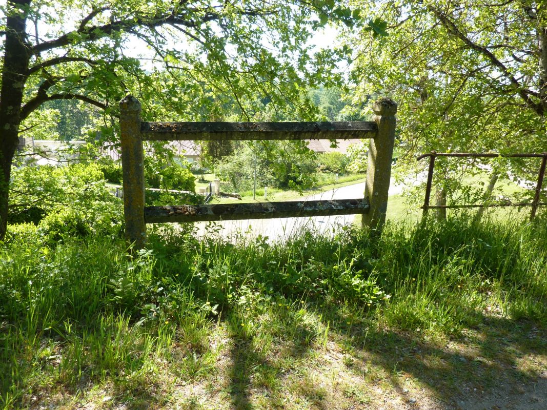 Barrière en ciment, côté nord-ouest.