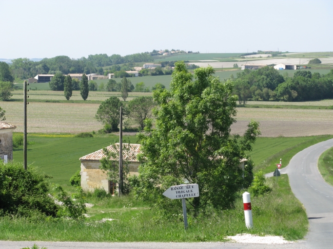 Paysage ponctué de hameaux et de fermes vu depuis Cônac.