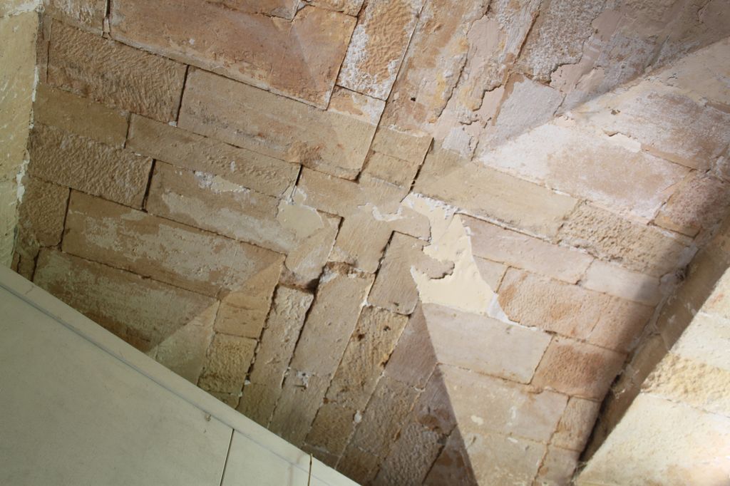 Détail d'une voûte d'arête appareillée en besace en couvrement d'un ancien retrait des offices..