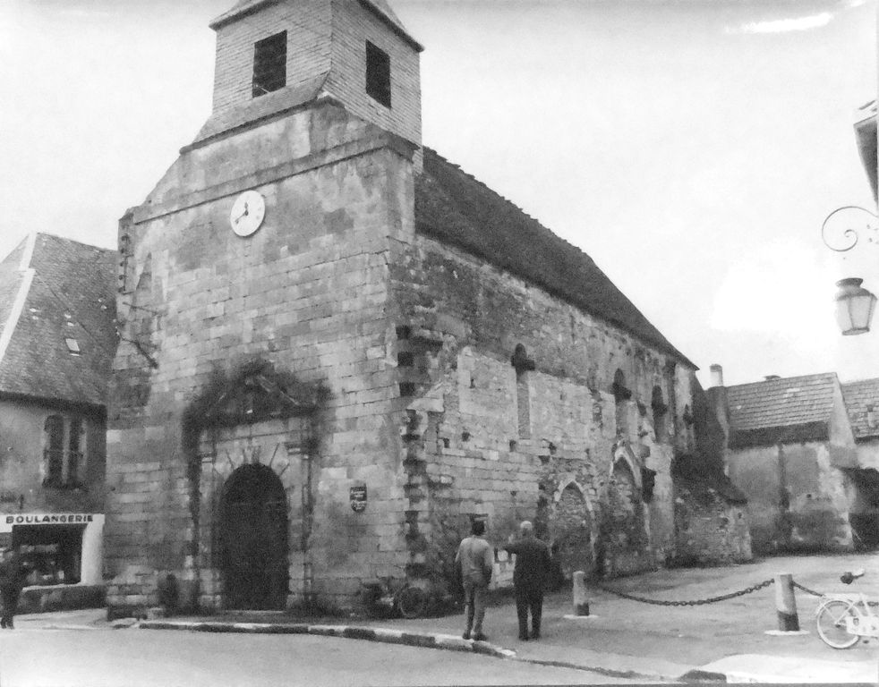 Vue d'ensemble après destruction du bâtiment annexe et du mur fermant la cour, vers 1970.