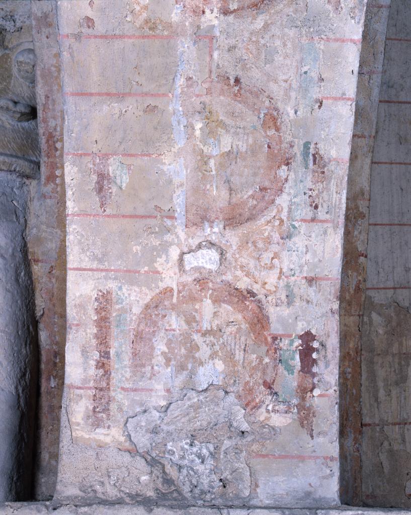 Travée intermédiaire entre la nef et le transept, côté sud, arcade simple à l'est de l'arcade double de la dernière travée de la nef, intrados de l'arc, peinture murale : médaillons.