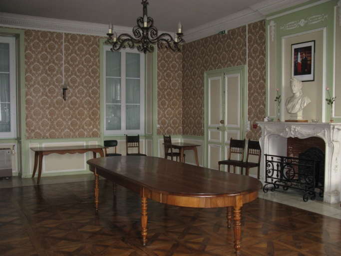 Le salon d'honneur au rez-de-chaussée de la mairie.