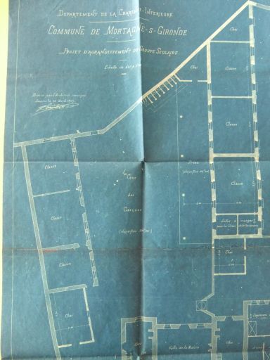 Plan des bâtiments de classes, du préau et de la cour des garçons à l'occasion du projet d'agrandissement de l'école de filles en 1909.