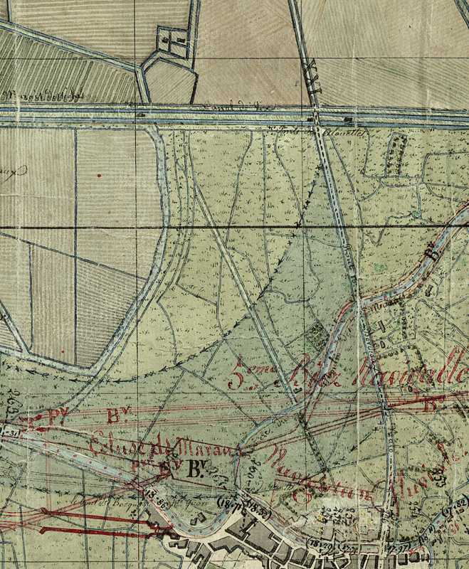 Extrait de la carte de la Sèvre Niortaise par Mesnager en 1818 : de gauche à droite, l'ancien chemin aboutissant au port ; la chaussée rectiligne de 1768 ; la route royale de 1782 (actuelle D137) franchissant la rivière du Moulin des Marais.