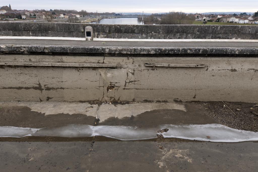 Fond et bajoyer de la rive gauche, vue rapprochée : état avant restauration.