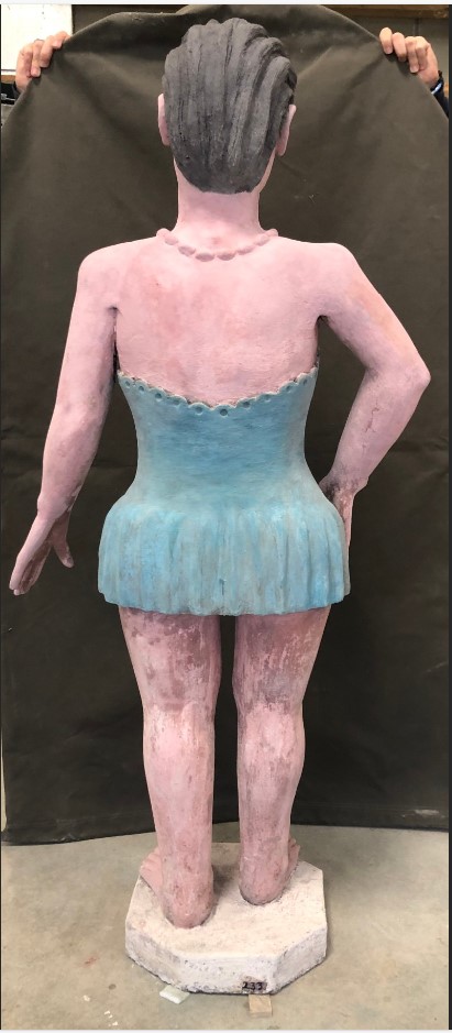 L’état final de la statue de la femme à la robe bleue, vue de dos.