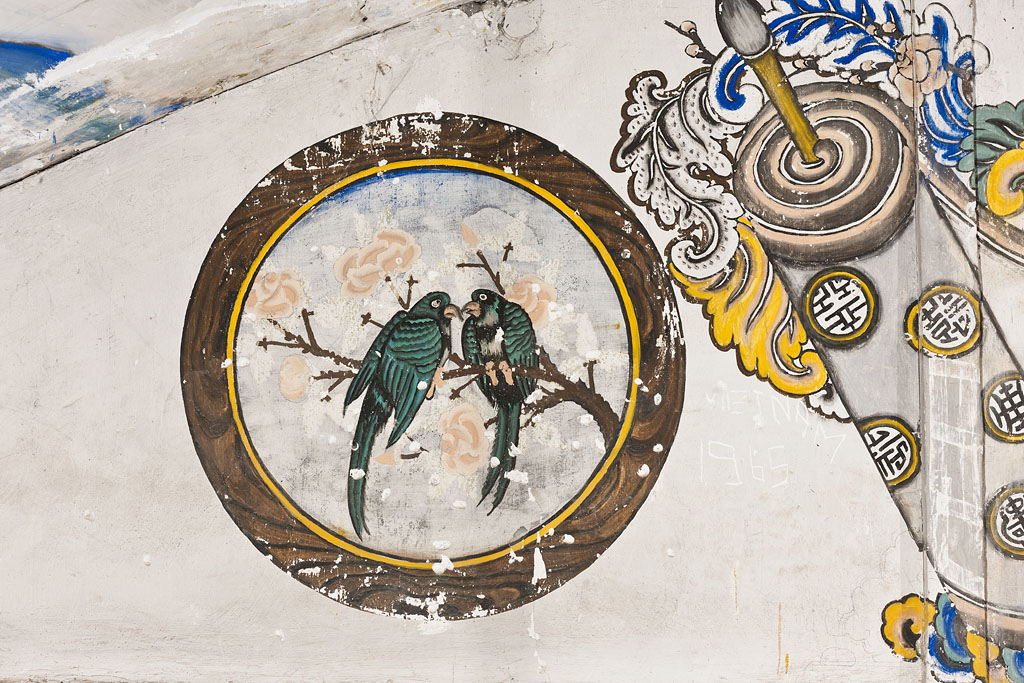 Mur ouest : oiseaux sur une branche (médaillon de gauche).