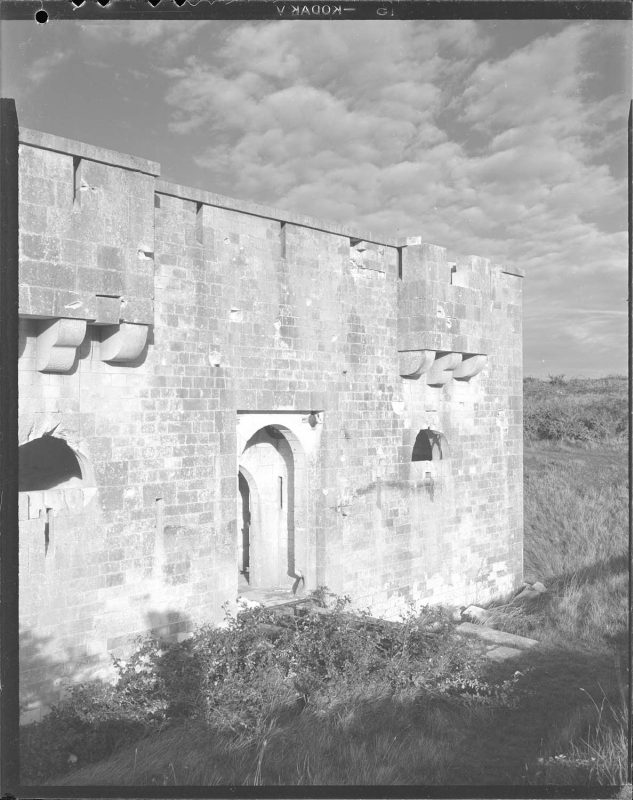 Façade d'entrée du fort de Coudepont dans l'île d'Aix vers 1950.