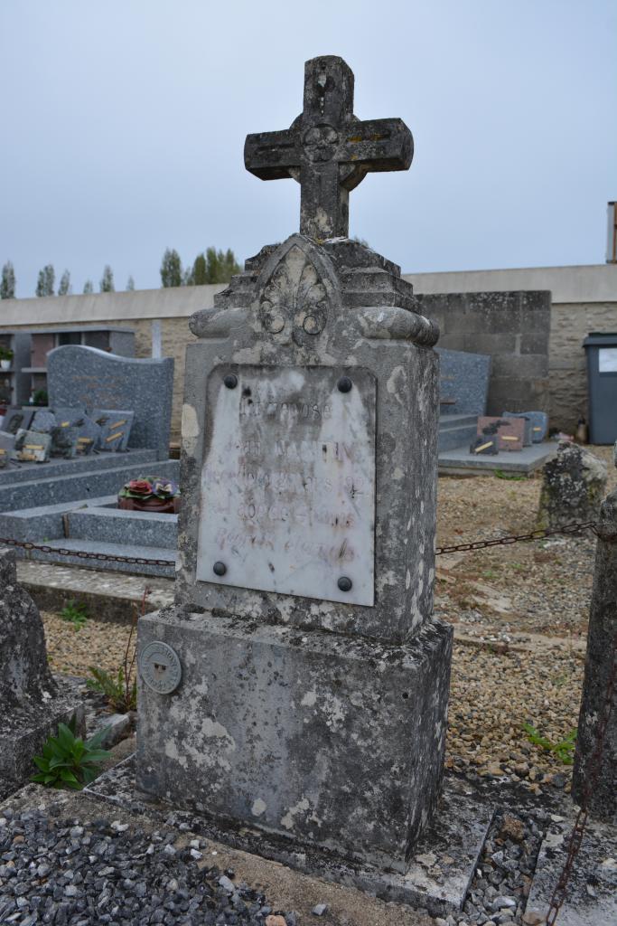 Cimetière : tombeau de Jean Cantin.