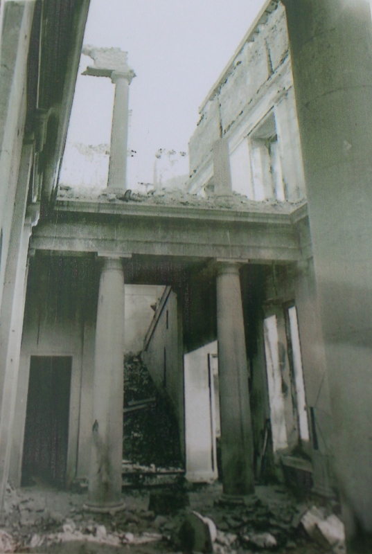 Vue du vestibule après les bombardements allemands.