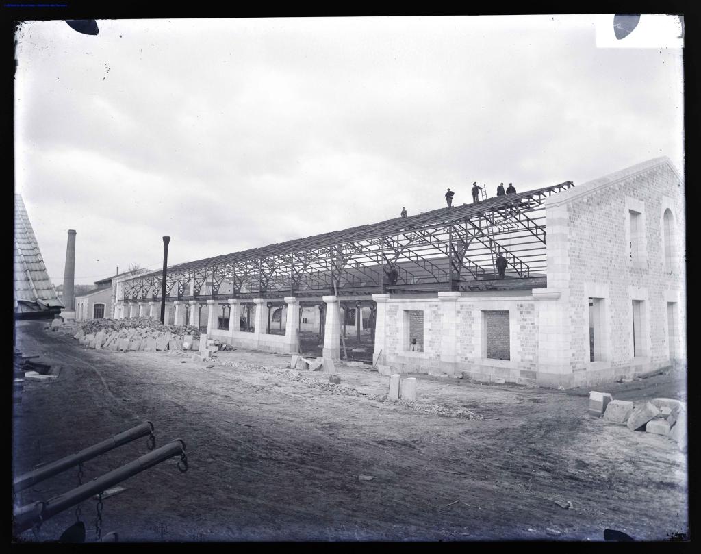 Vue d’ensemble de la menuiserie en construction, 1890.