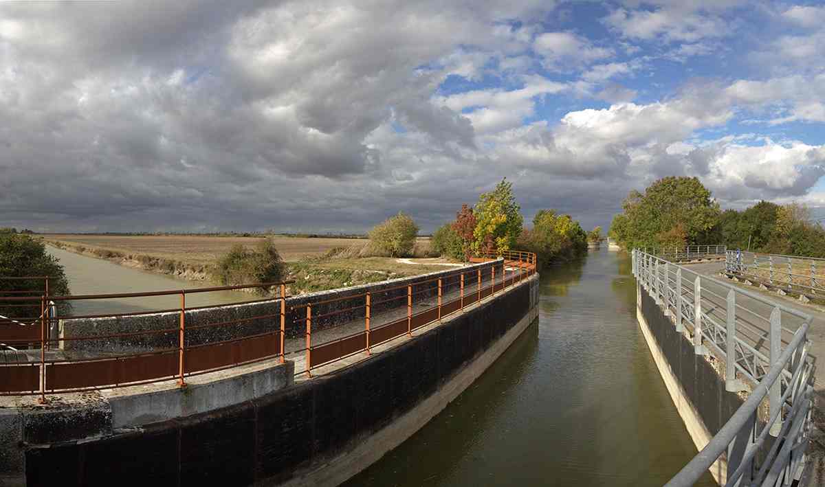 L'aqueduc du canal de la Brune vu depuis le sud : à droite, le canal de Marans à La Rochelle passe par-dessus le canal de la Brune, à gauche.
